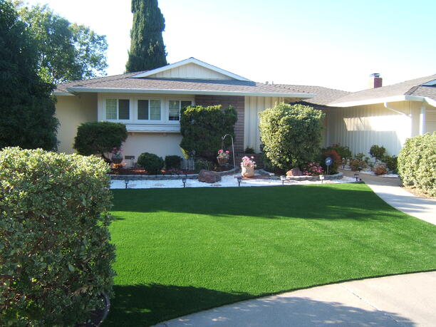 Learn_how_to_fix_a_problematic_yard_with_an_artificial_lawn